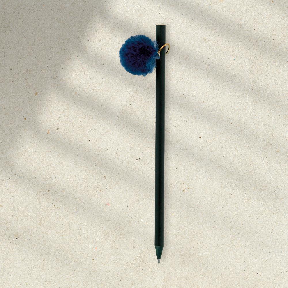 EgotierPro 37532 - Czarny drewniany ołówek z kolorowym pomponem GINGER